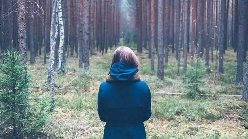 森の中の女性