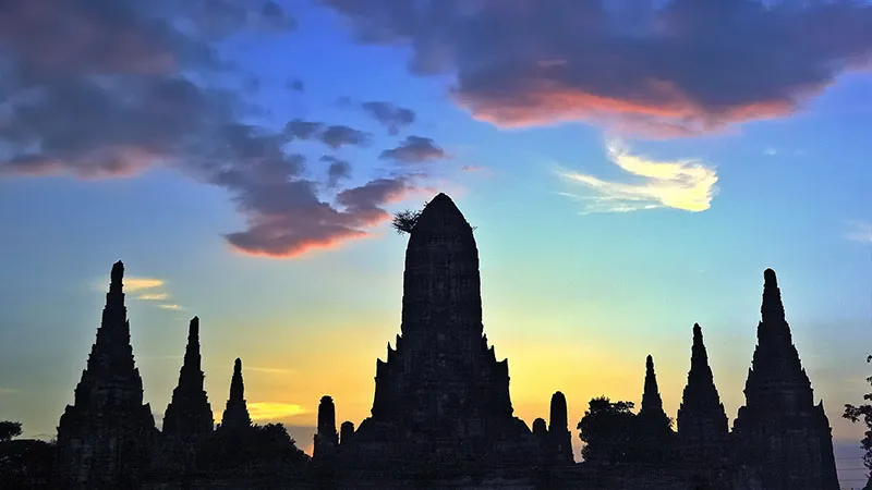 夕日時タイの寺院